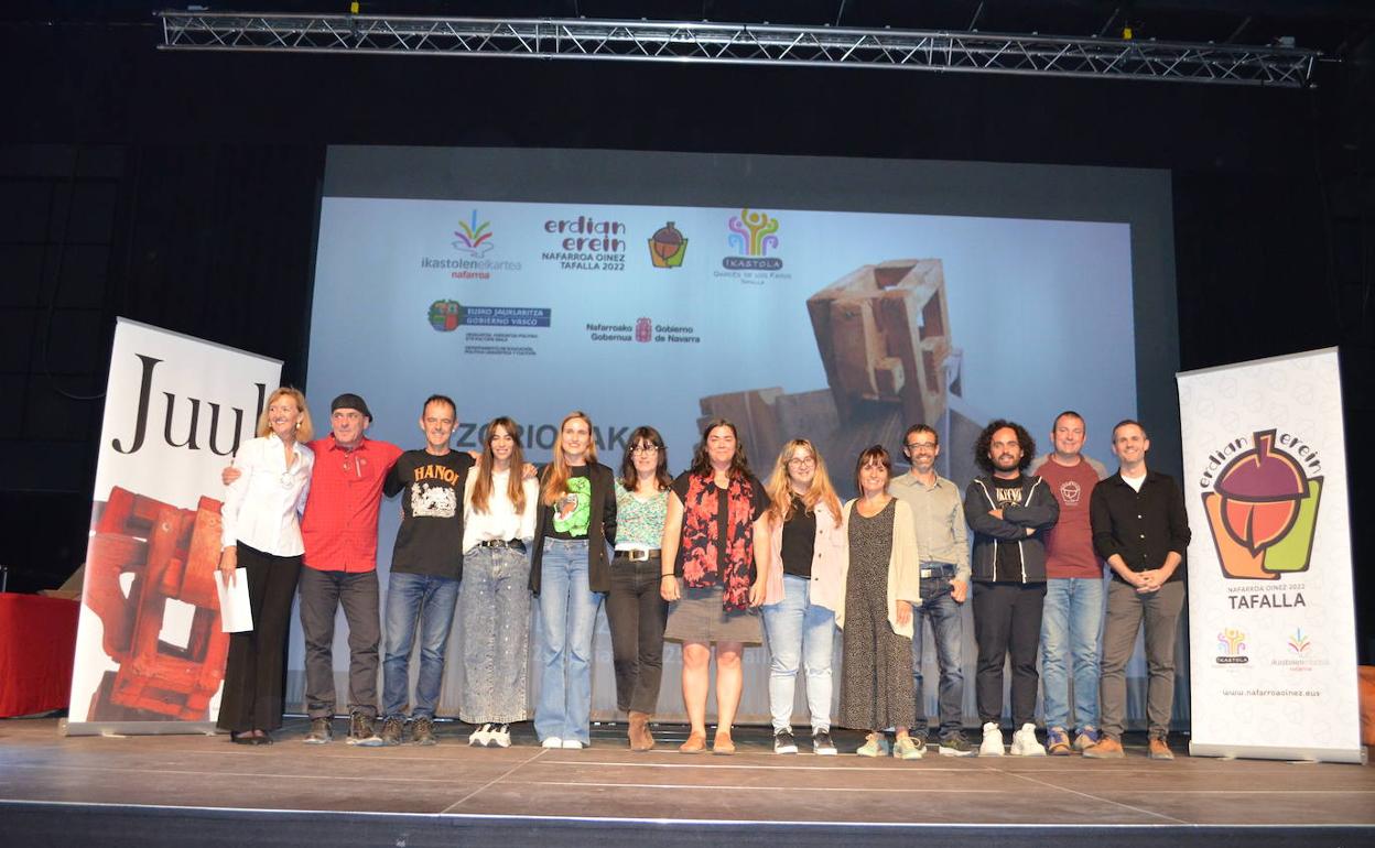 Juul literatura-hauteskundea: Haurren bozken ostean, sari-banaketa