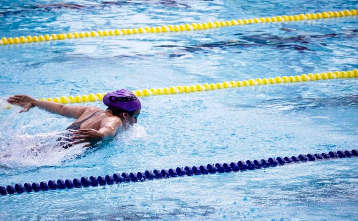 Imagen de Maider Redin nadando en una competición. 