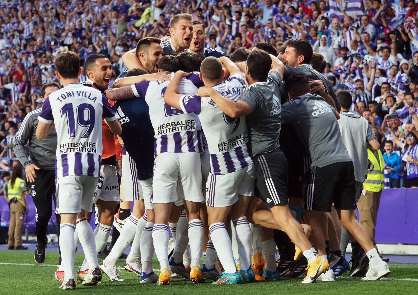El Valladolid estalla de júbilo tras decretar el colegiado el final del encuentro en Zorrilla. 