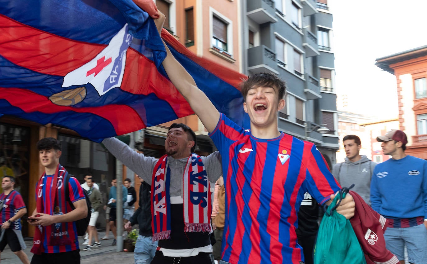 Fotos: La afición se vuelca con el Eibar