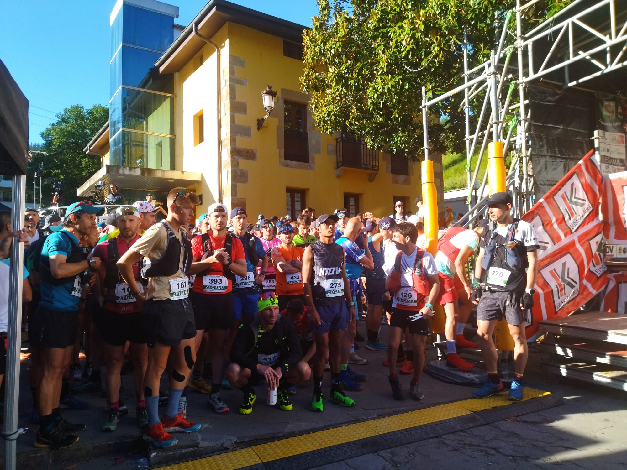 Concentración entre los corredores a punto de salir. 