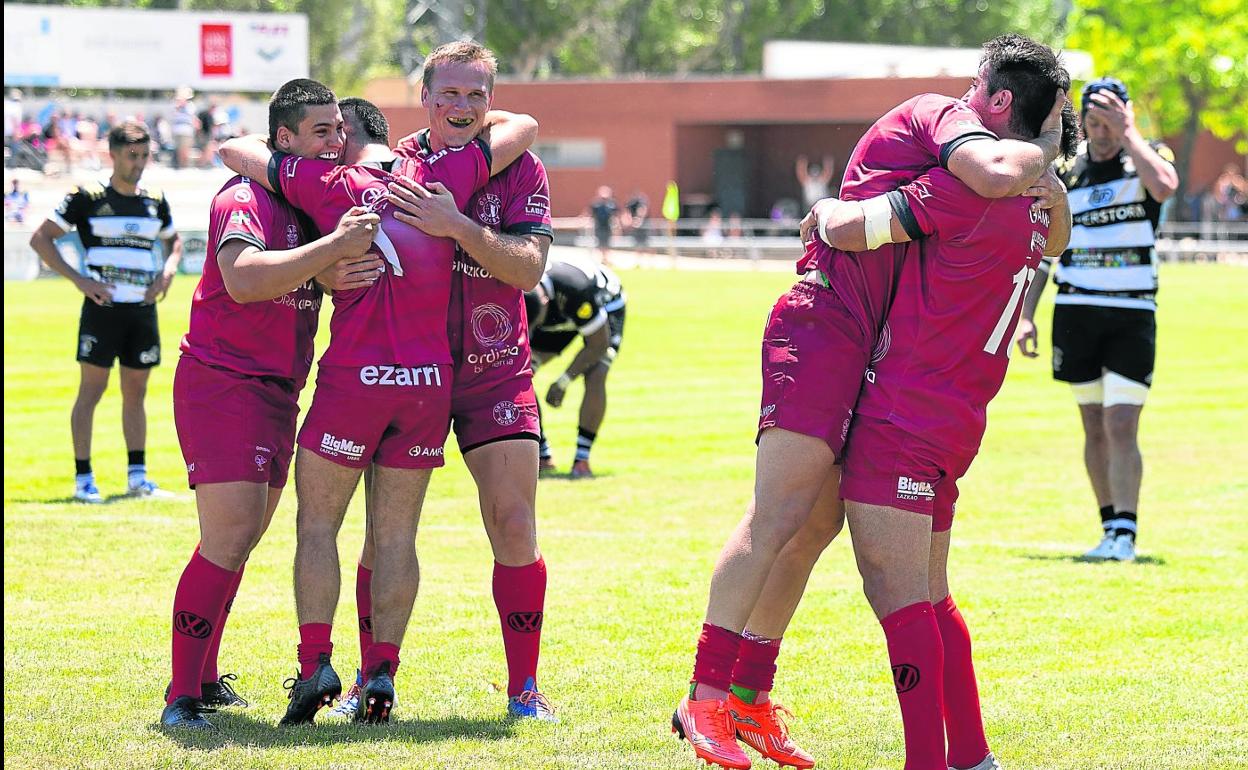 Los jugadores del Ampo Ordizia se abrazan al final del partido, sabedores de su clasificación para la final. 