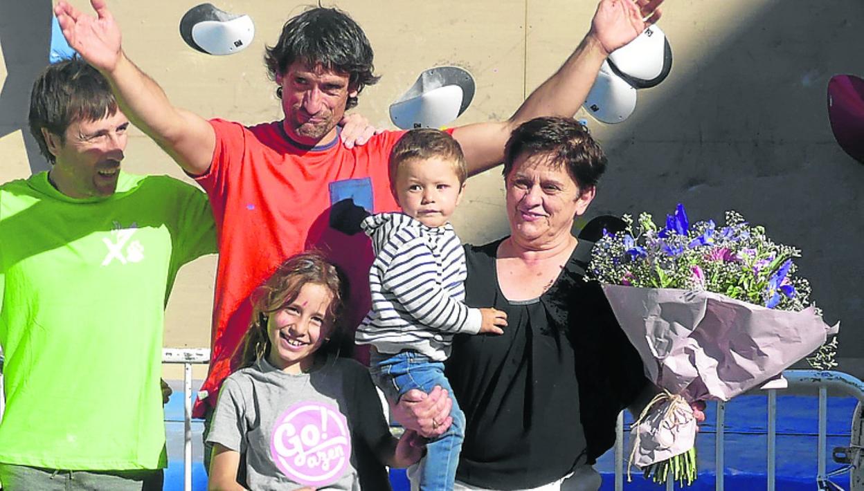 Koro Aristegi, madre de Xabi, recibió un ramo de flores de los más jóvenes.