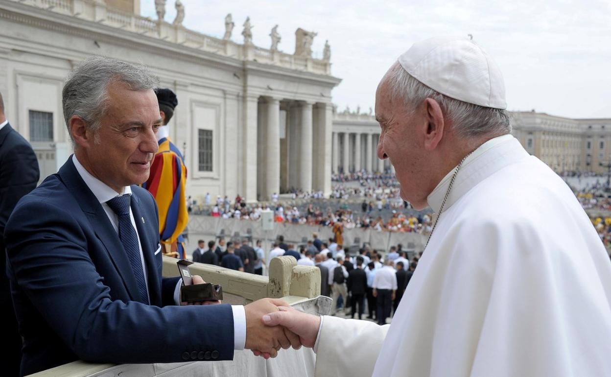 El lehendakari, Iñigo Urkullu, saluda al papa Francisco en la Plaza de San Pedro del Vaticano, en su última visita al extranjero en agosto de 2019. 