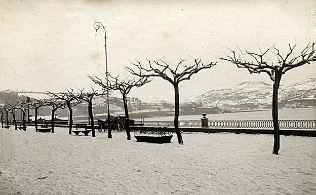 El paseo de La Concha nevado, con la segunda barandilla, de color verde y asegurada sobre un pretil, que después se trasladó al paseo de Francia.