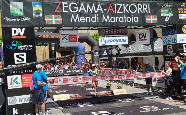 Nienke Brikman entrando a meta como ganadora de la categoría femenina. 