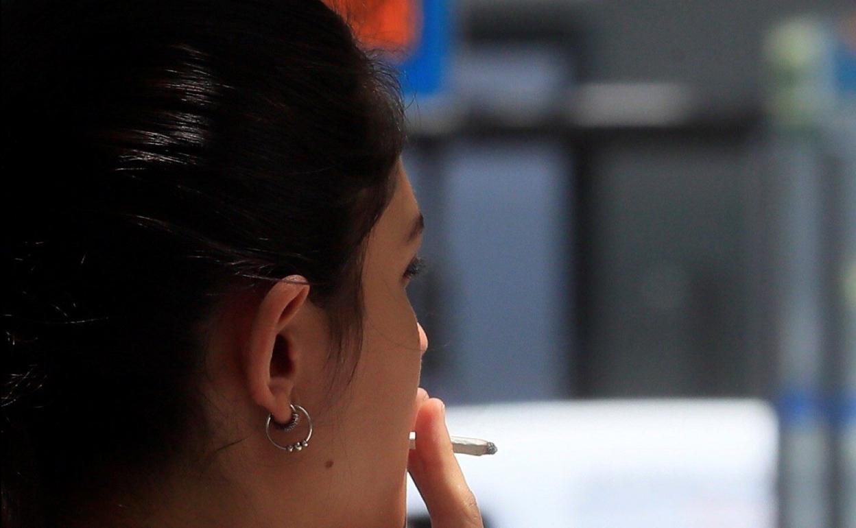 Una joven con un cigarrillo. El aumento de mujeres fumadoras ha elevado los cánceres de pulmón femeninos. 