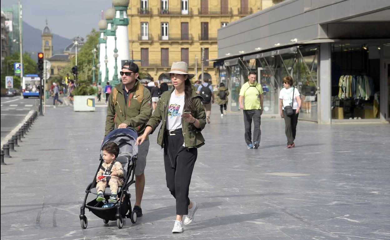 Una pareja pasea junto al Kursaal de Donostia con un carrito de niños este pasado fin de semana. 