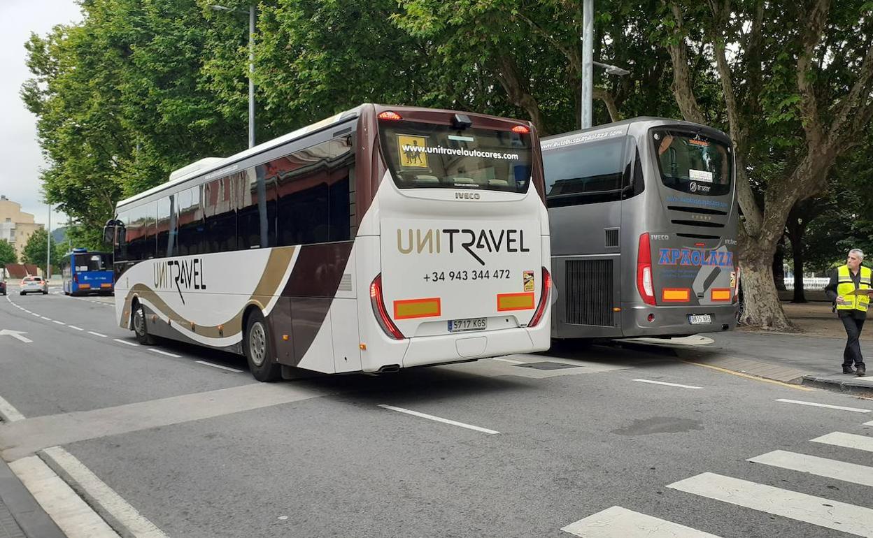 Renfe ha organizado un plan de transbordos para ofrecer el servicio por carretera mediantes autobuses y microbuses. 