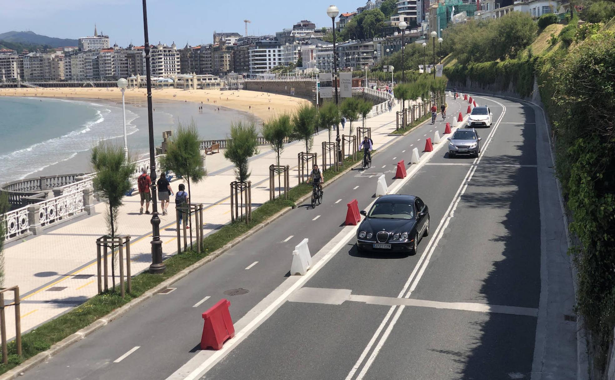 Varios coches circulan este lunes por el carril derecho del paseo de La Concha.