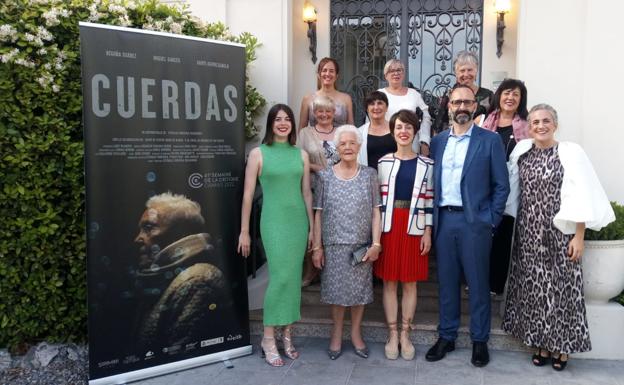 El equipo de CUERDAS posa ante la prensa en el primer pase.