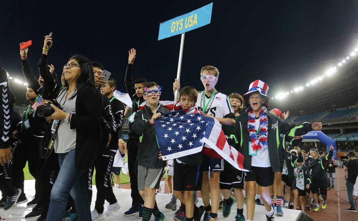 Un equipo norteamericano en la ceremonia inaugural de la Donosti Cup de 2017.