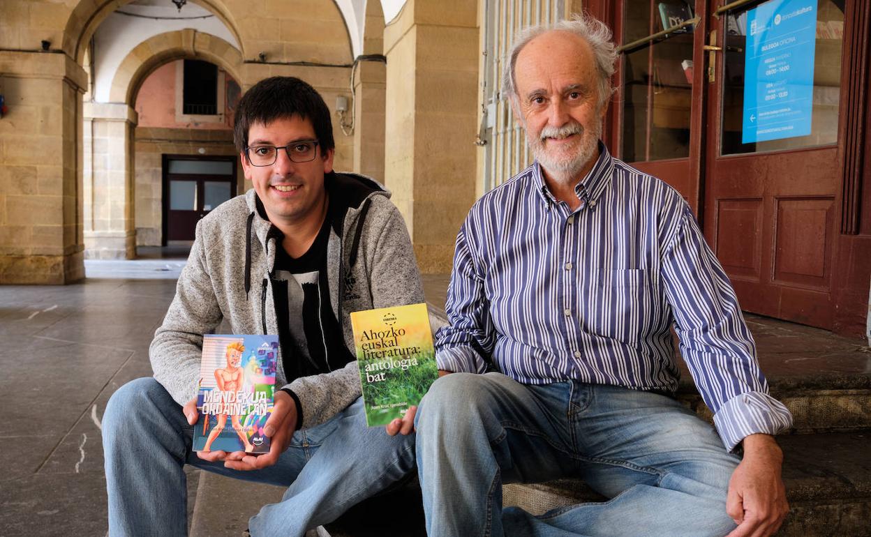 Jon Ander Urkiaga eta Juan Kruz Igerabide, astearte honetan Donostian egindako aurkezpenean. 