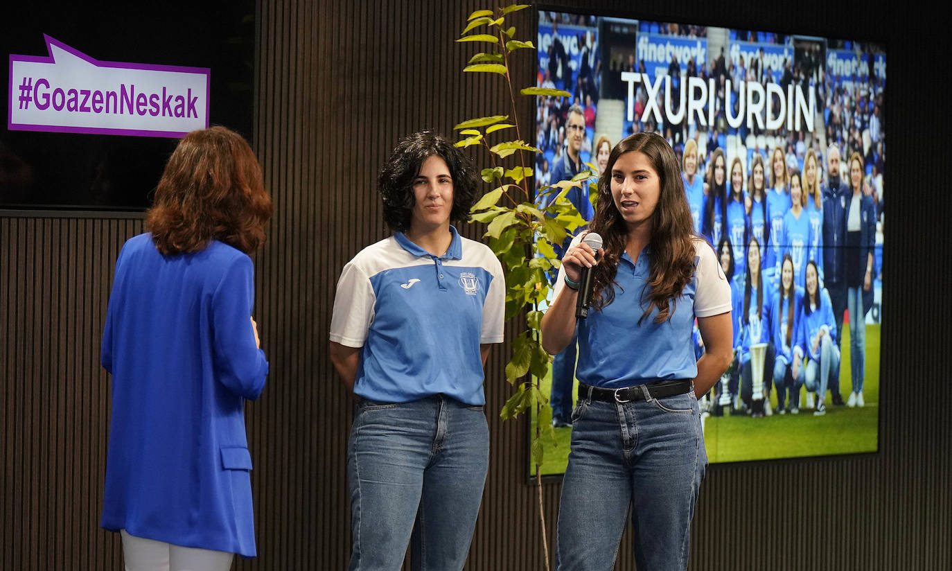 Fotos: Reconocimiento y una foto en el Reale Arena como recuerdo