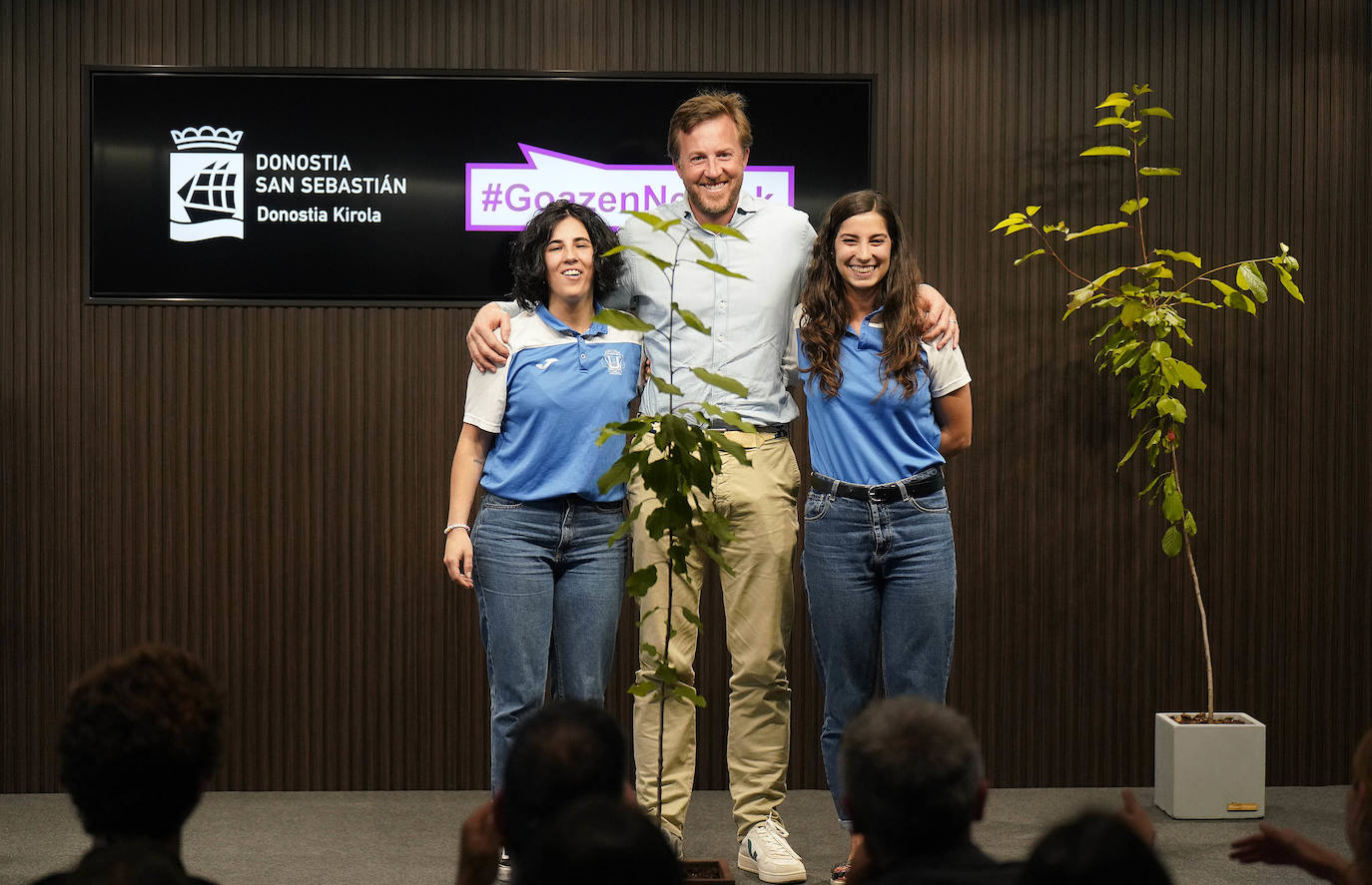Fotos: Reconocimiento y una foto en el Reale Arena como recuerdo