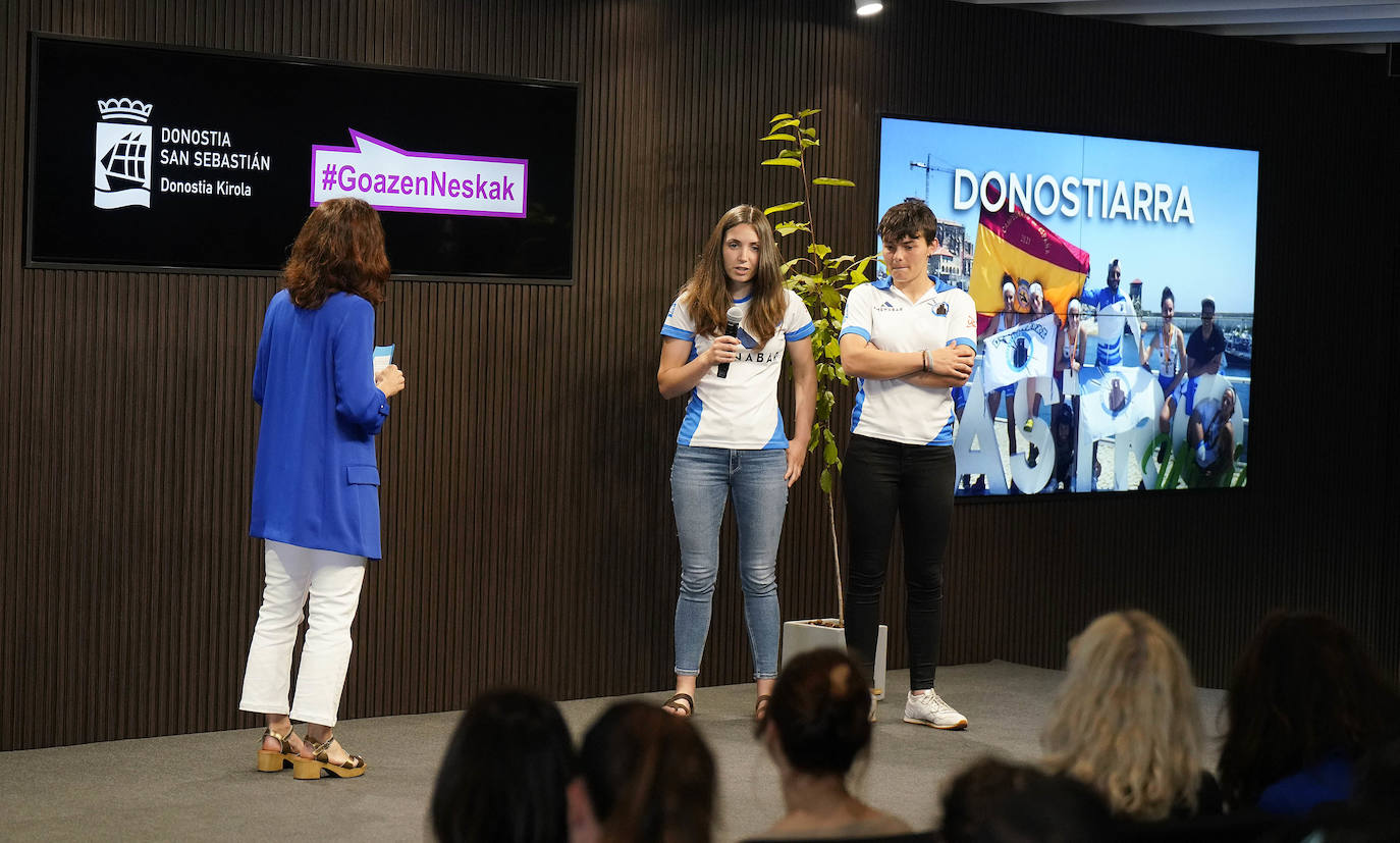 Fotos: Reconocimiento y una foto en el Reale Arena como recuerdo