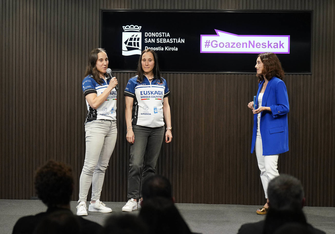 Fotos: Reconocimiento y una foto en el Reale Arena como recuerdo