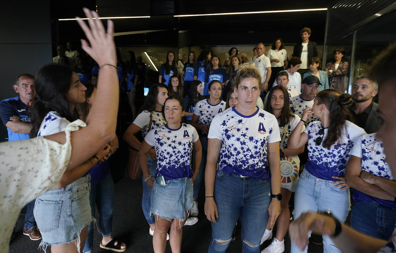 Fotos: Reconocimiento y una foto en el Reale Arena como recuerdo