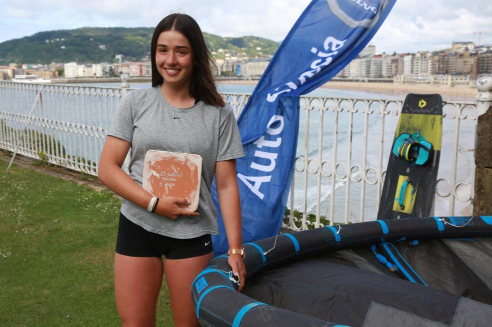 Eider Barakoetxea, con el trofeo del Mundial en la mano y la cometa y la tabla, en Donostia. 