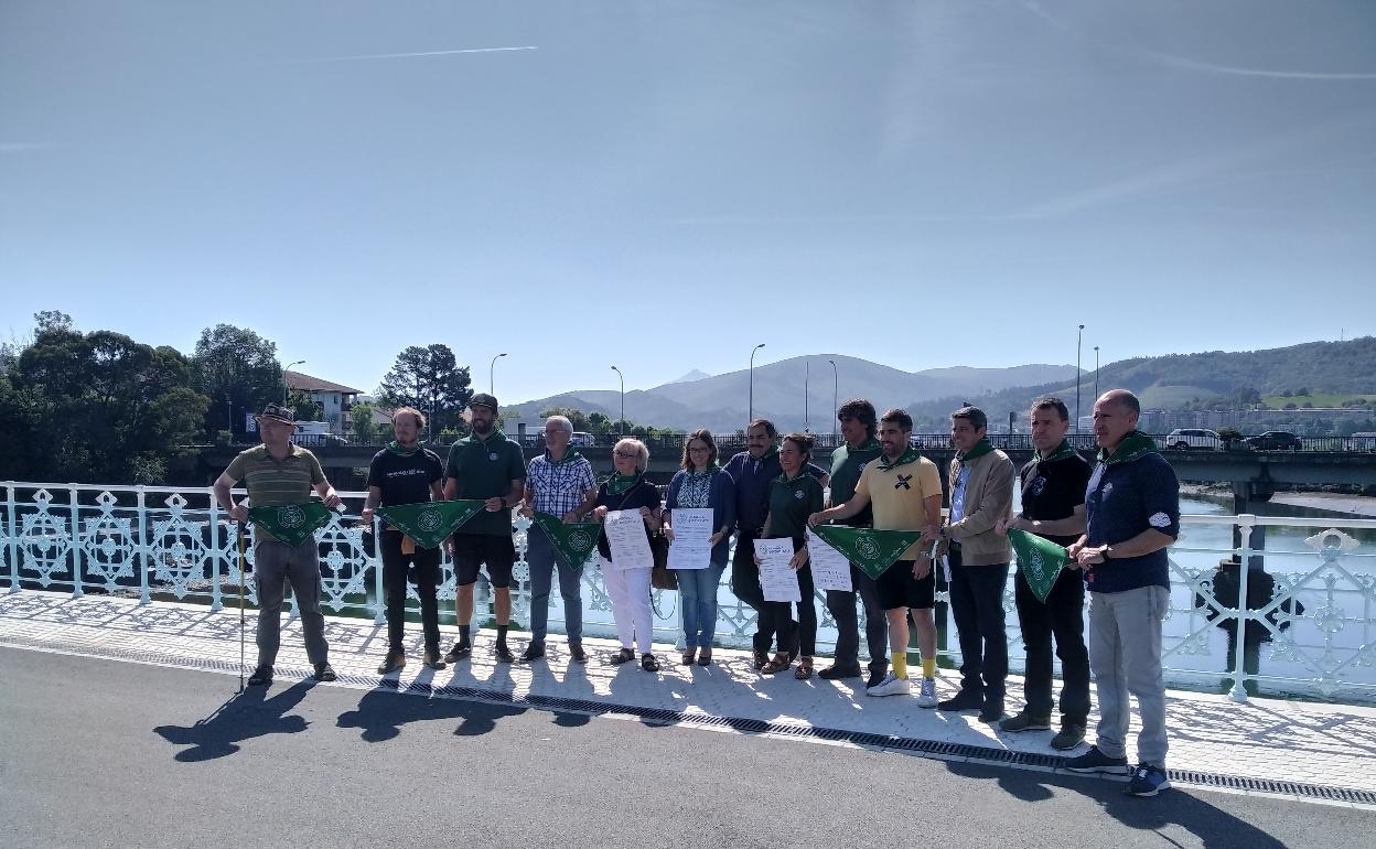 Los organizadores y representantes de las instituciones y entidades implicadas han presentado la iniciativa esta mañana en el puente Avenida.