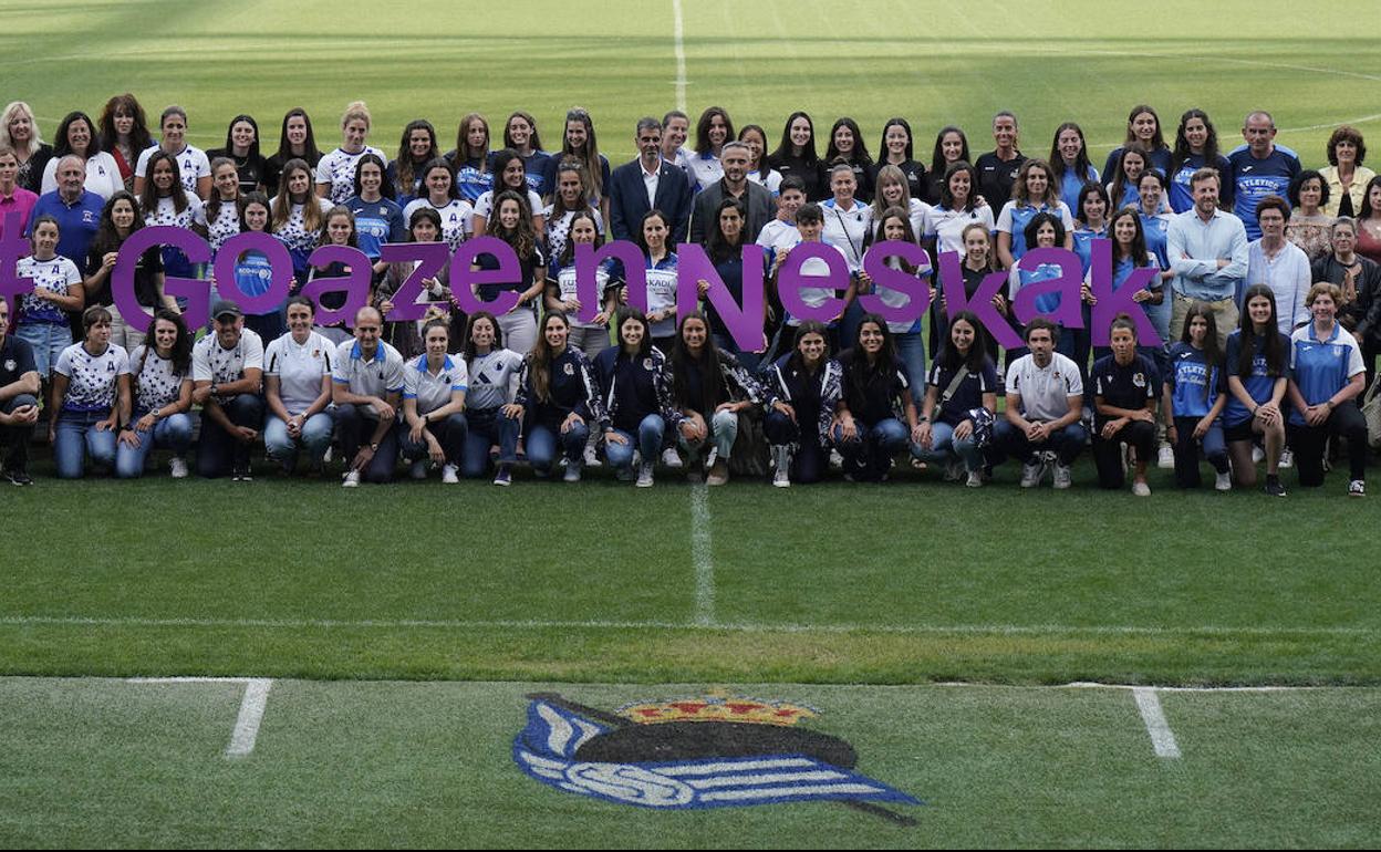 Las representantes de los clubes homenajeados posan en el Reale Arena junto a los representantes del consistorio donostiarra encabezado por Eneko Goia. 
