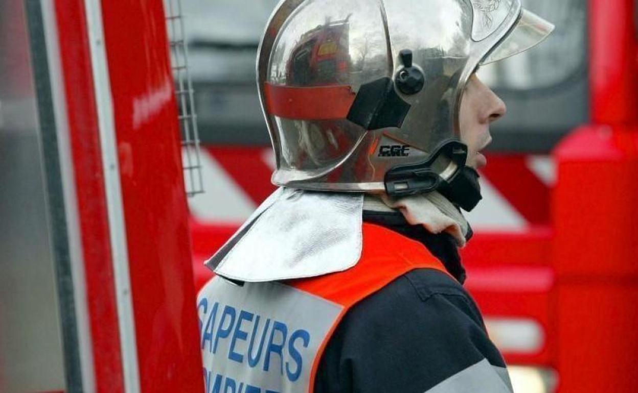 Un bombero de los equipos de extinción franceses.