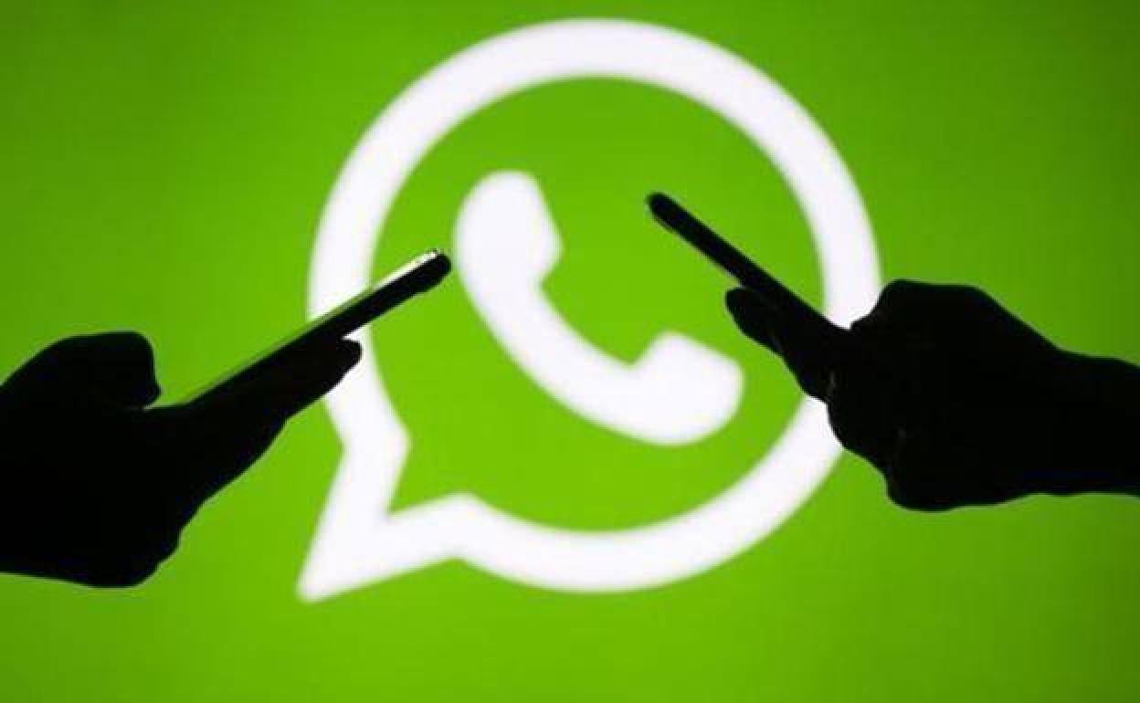 Dos móviles conectados por WhatsApp