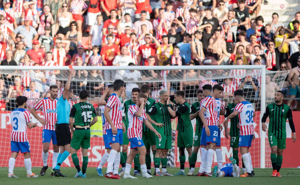 El colegiado muestra la cartulina roja a Álvaro Tejero que dejaba al Eibar en inferioridad. 