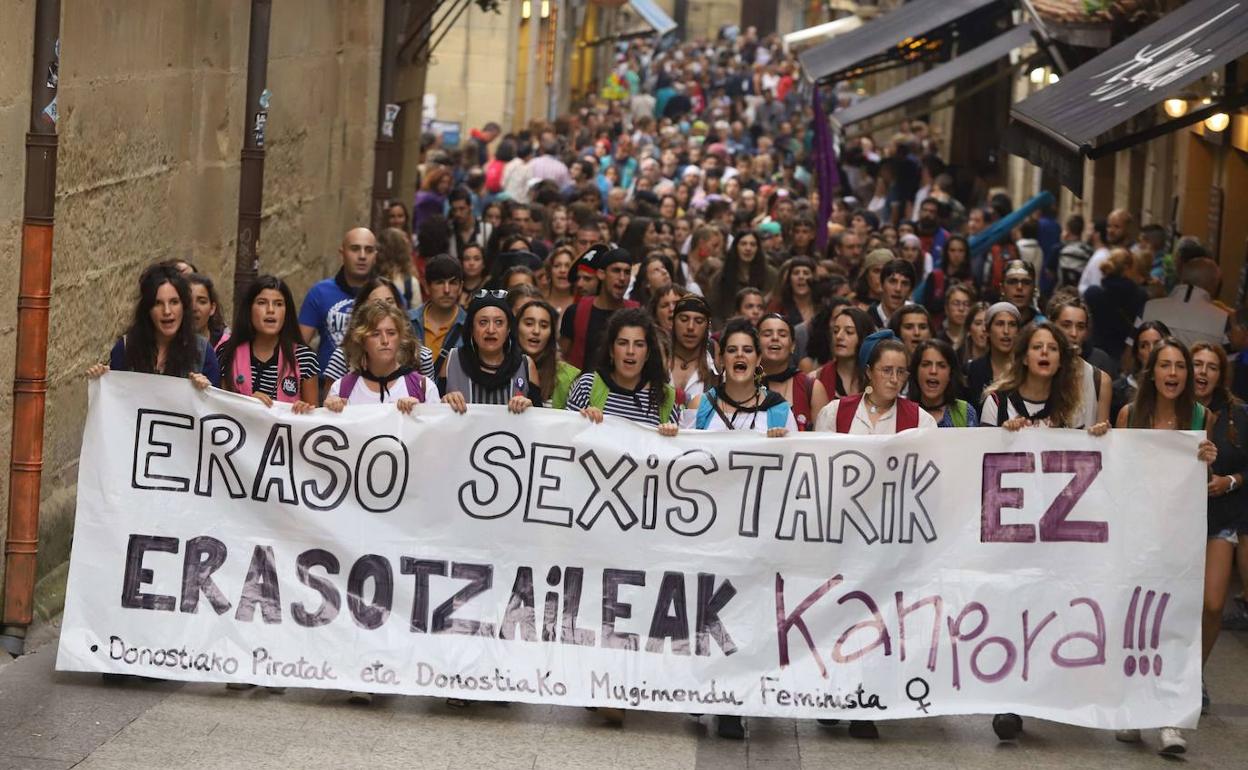 Manifestación contra una agresión sexista en las calles de Donostia. 