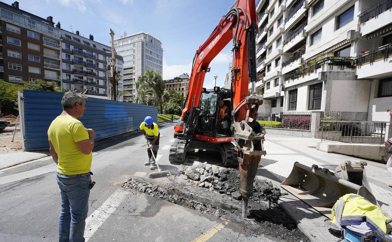 Operarios trabajando estas últimas semanas en el entorno de la calle Zubieta.