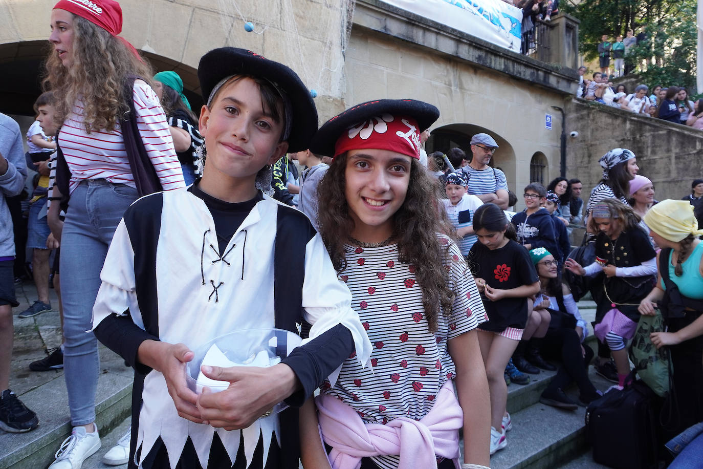 Fotos: El Pirata Zabarre y María Labaien vencen a la granizada y desembarcan