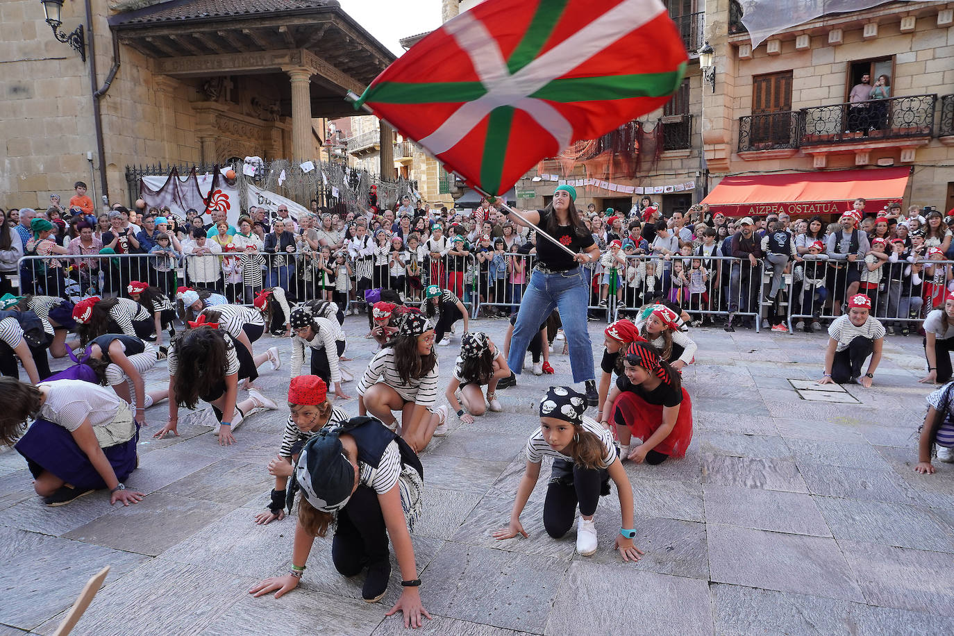 Fotos: El Pirata Zabarre y María Labaien vencen a la granizada y desembarcan