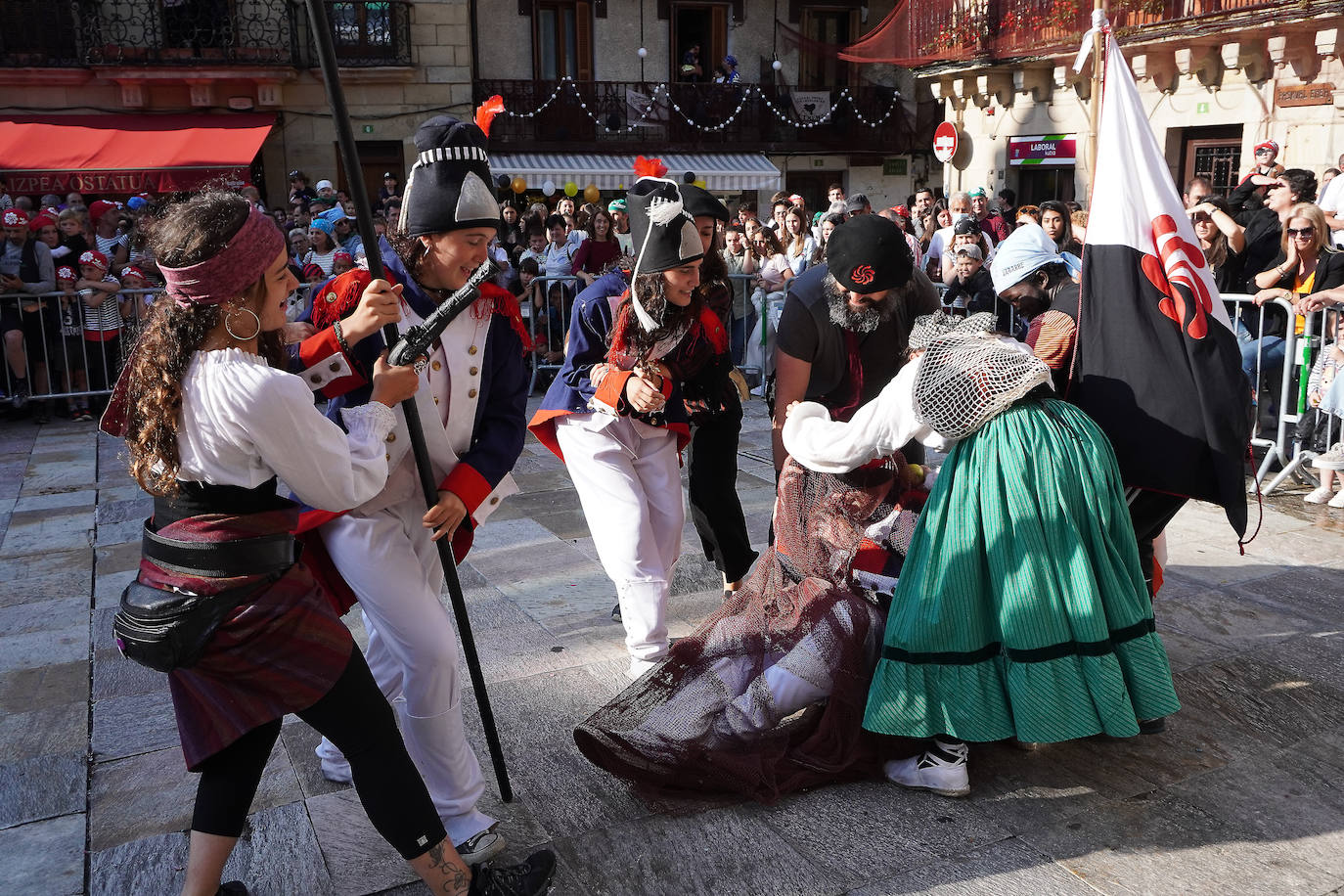Fotos: El Pirata Zabarre y María Labaien vencen a la granizada y desembarcan