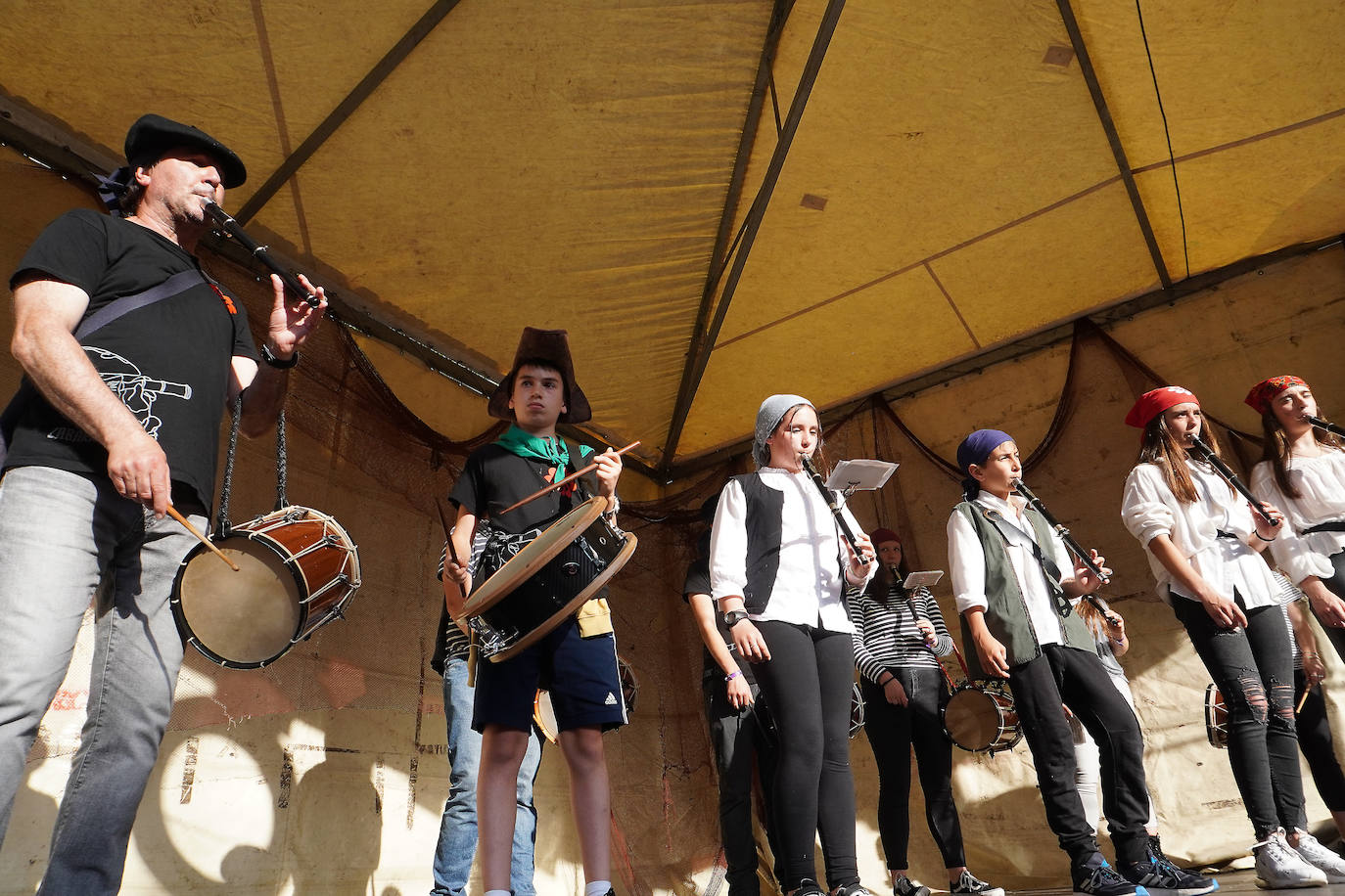 Fotos: El Pirata Zabarre y María Labaien vencen a la granizada y desembarcan