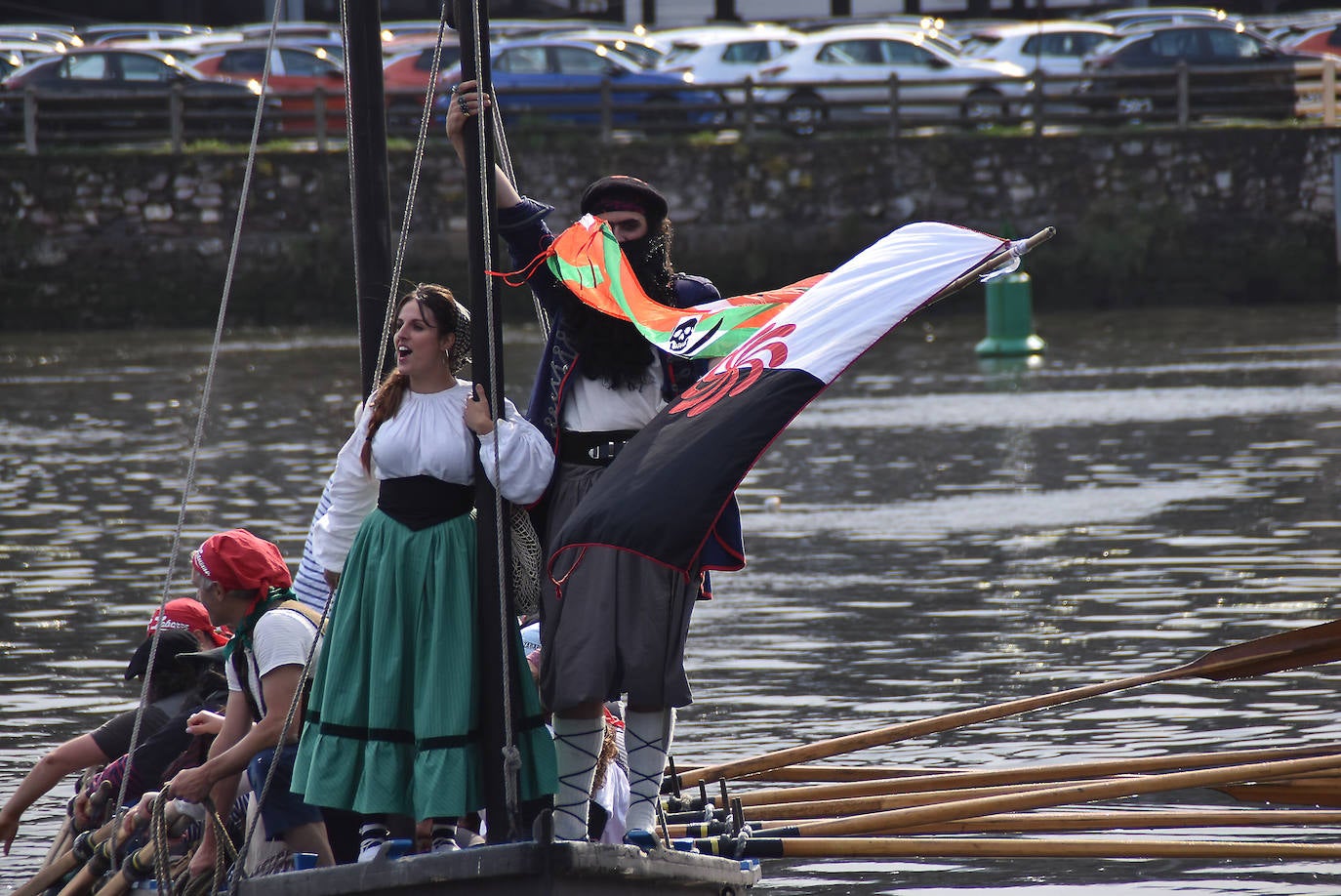 Fotos: El Pirata Zabarre y María Labaien vencen a la granizada y desembarcan
