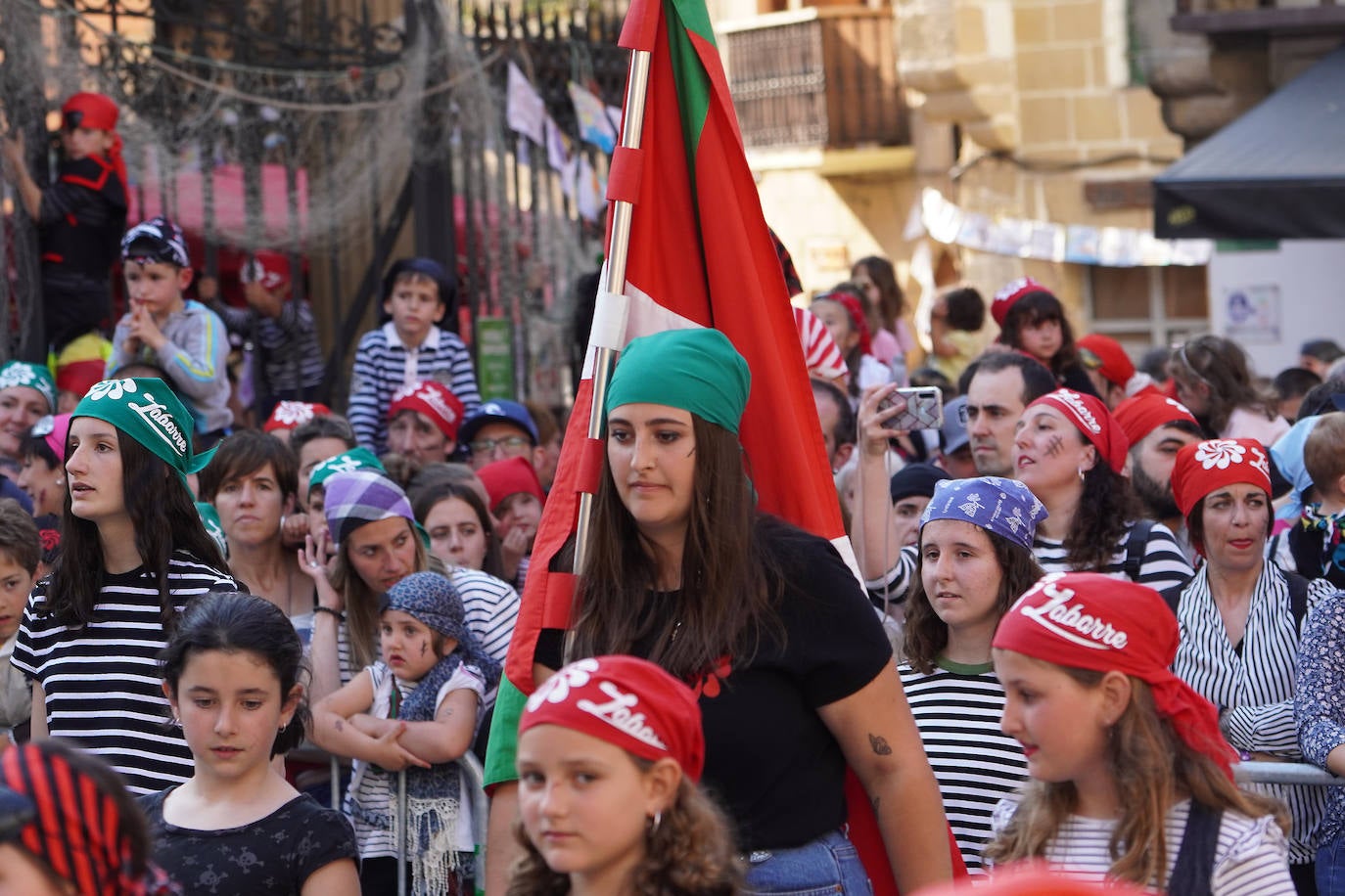 Fotos: El Pirata Zabarre y María Labaien vencen a la granizada y desembarcan