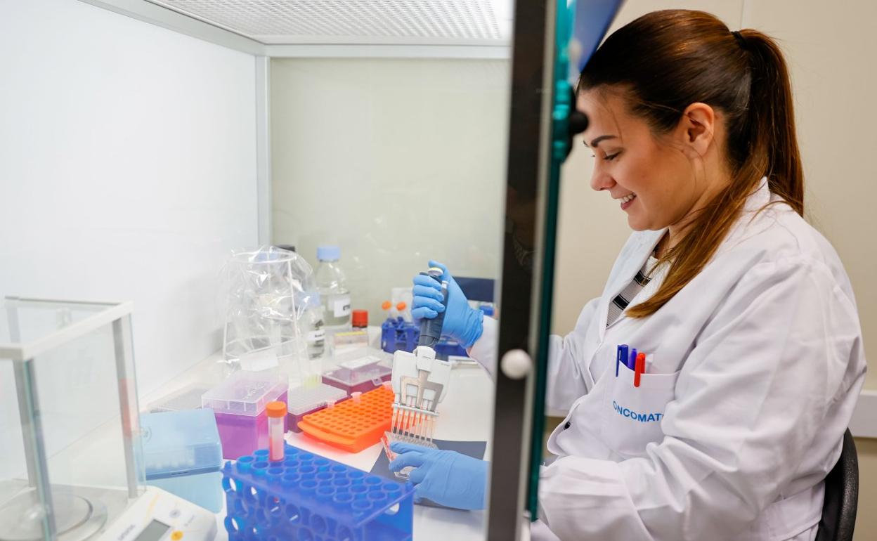 Una técnico de Oncomatryx, empresa destacada por Urkullu. 