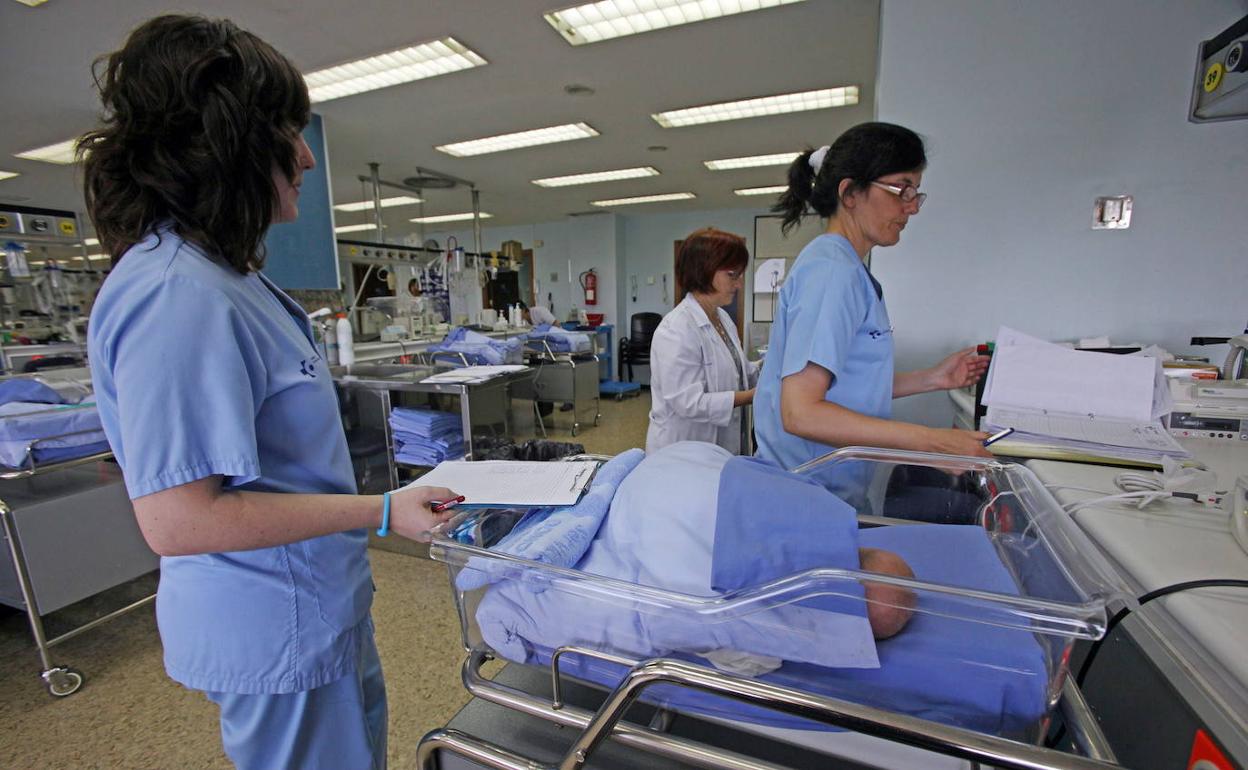 Enfermeras en la Unidad de Neonatología del Hospital Donostia. 