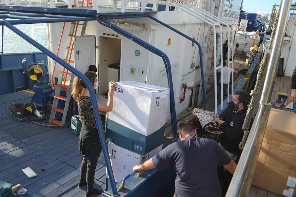 El 'Aita Mari', con varios tripulantes en su proa, durante las pruebas técnicas que realiza en el puerto castellonense de Burriana. 