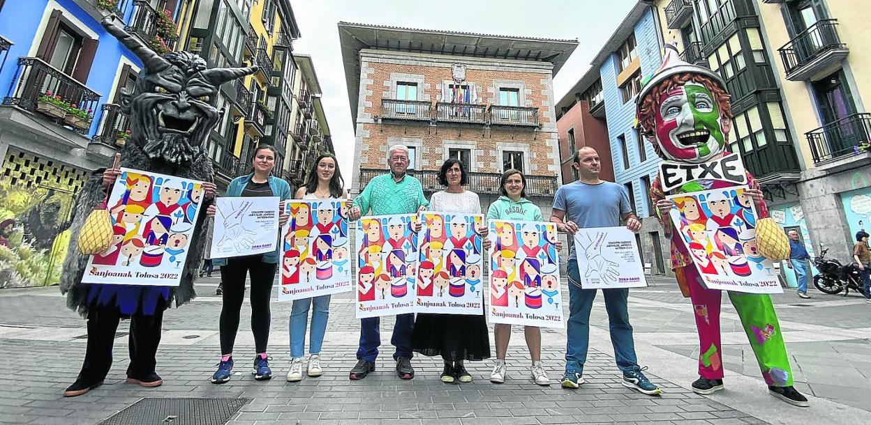Representantes municipales, la comparsa de gigantes y cabezudos, Udaberri, las cuadrillas, el Día de los Mayores y la Banda Municipal de Txistularis, ayer en Plaza Zaharra. 