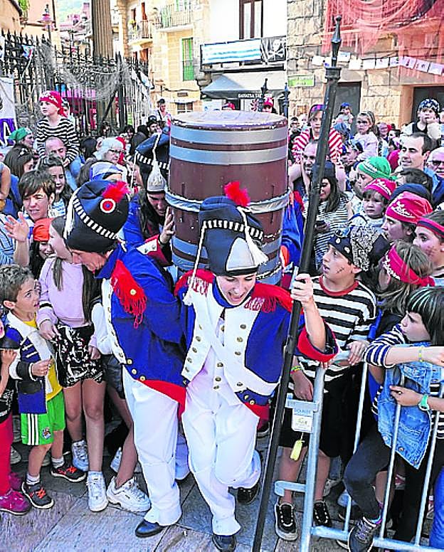 Lezo: El Pirata Zabarre y María Labaien vencen a la granizada y desembarcan