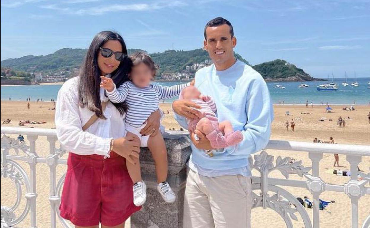 Lorena López y Juanmi Jiménez, con los pequeños Nico y Olivia, en la Concha.