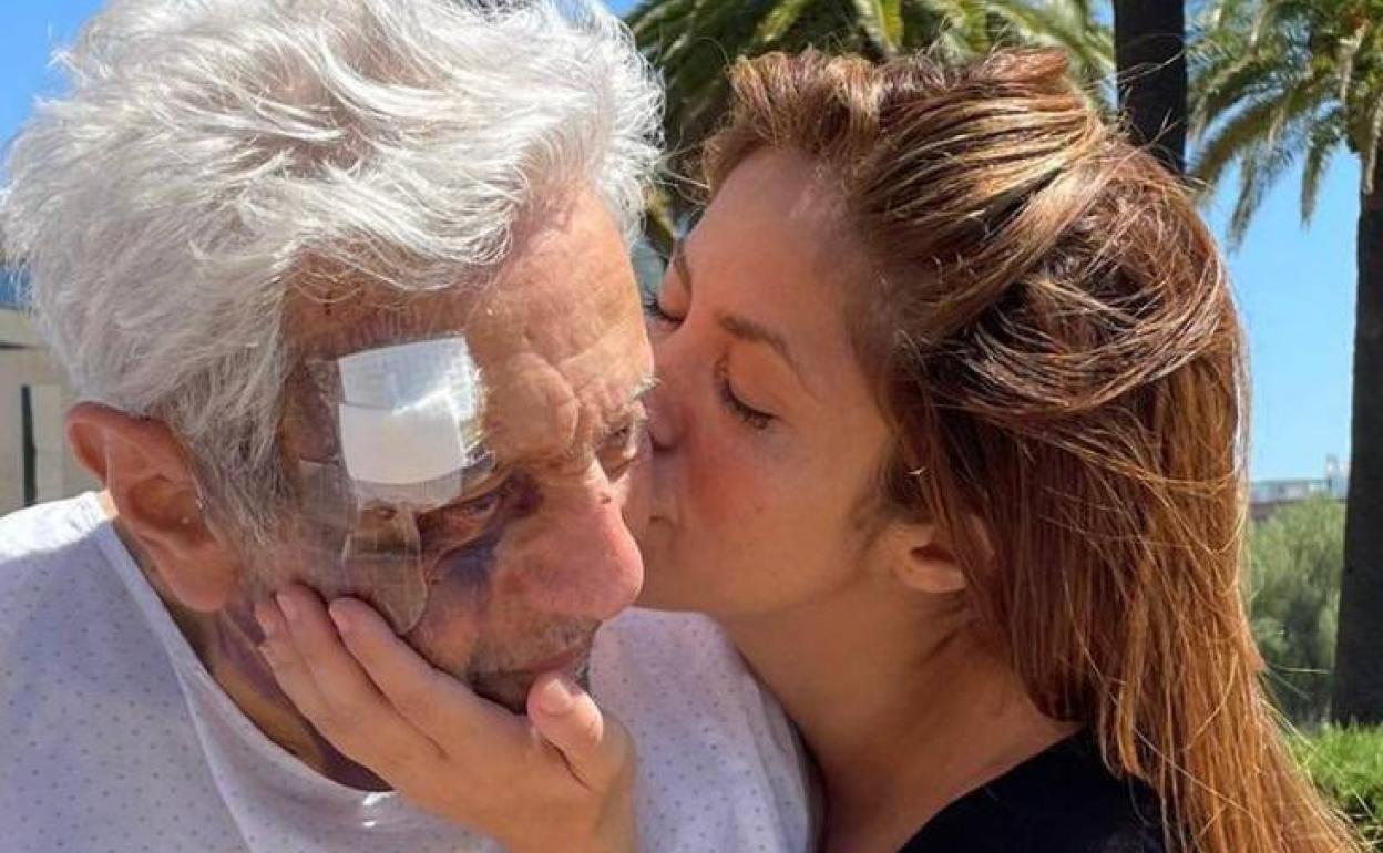 Shakira, junto a su padre, magullado por la caída que sufrió hace unos días.