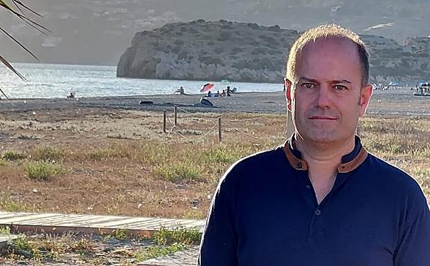 José Manuel Urtizberea pasea por la playa de Salobreña, localidad granadina en la que vive. 