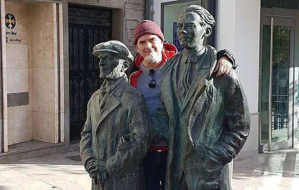 Carlos Morán junto a las esculturas de Lorca y Falla en las Alpujarras.