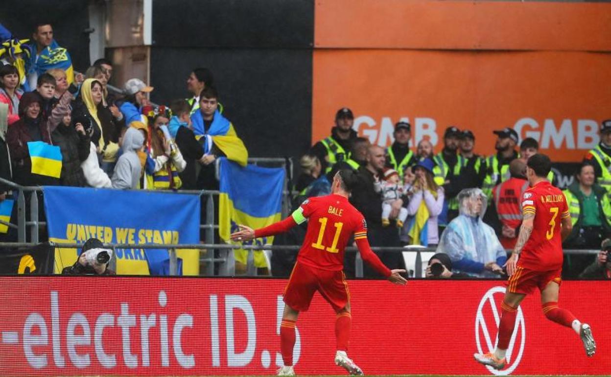 Gareth Bale celebra el tanto con el que Gales sella su clasificación para el Mundial.