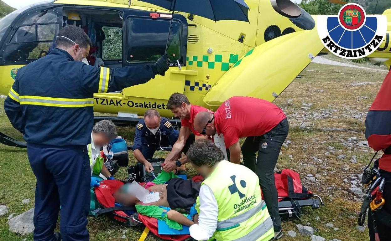 Operarios rescatan al hombre de 71 años que ha sufrido un ataque cardiaco.