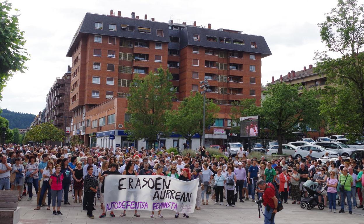 La concentración para denunciar el último ataque sexual contra un mujer congregó ayer en Beasain a cientos de personas. p
