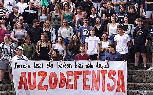 Momento de la concentración de la Gazte Asanblada de la Parte Vieja.