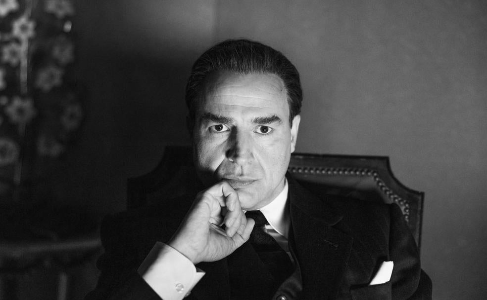 Alberto San Juan caracterizado como Cristobal Balenciaga. 